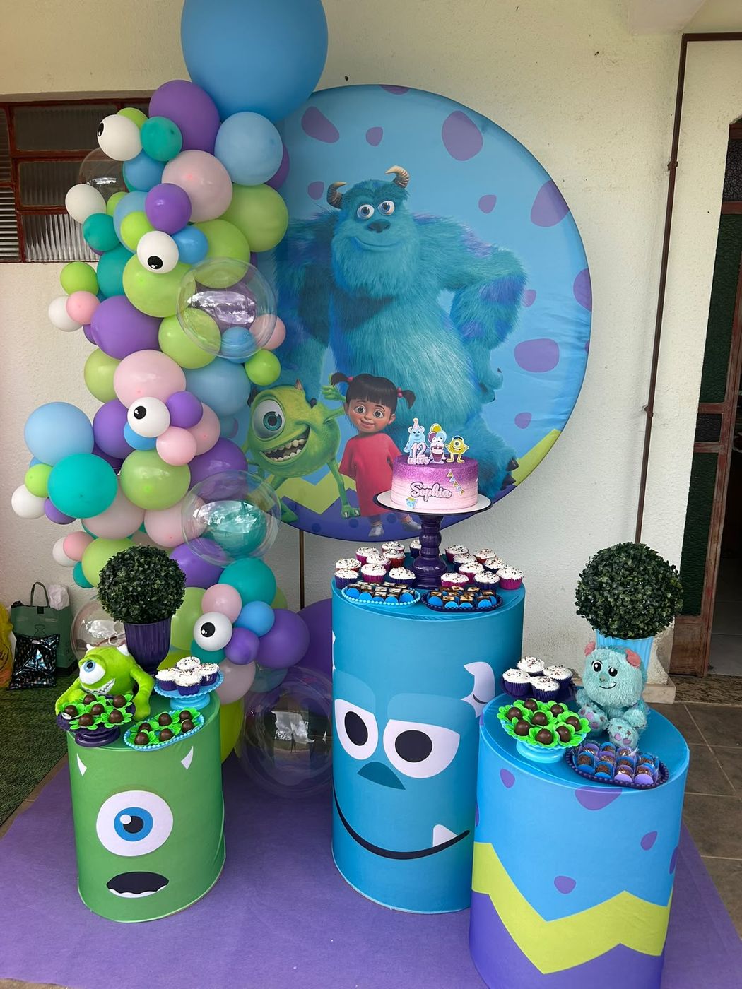 Decoração tema Monstros S.A. com balões azuis, verdes e roxos